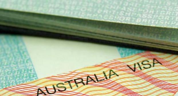 在旧护照的页数用完后，对澳大利亚原有的三年多次往返签证有何影响？
